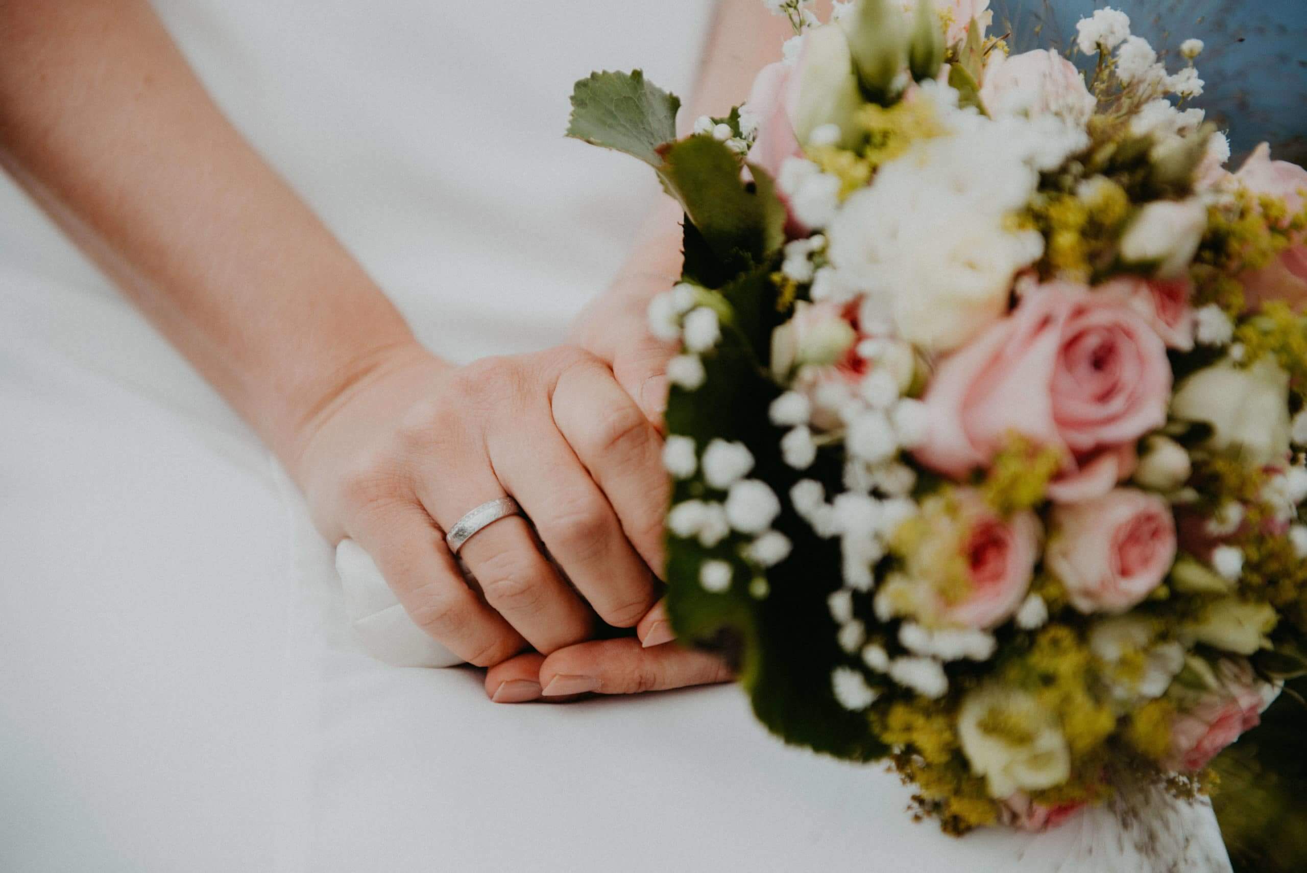 Brautstrauß in der Hand